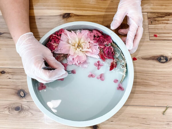 Make Resin Christmas Baubles with Sheri Vegas