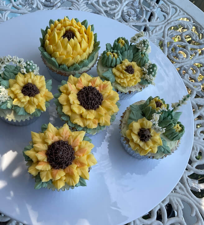 Buttercream Cupcake Decorating Class: Sunflowers