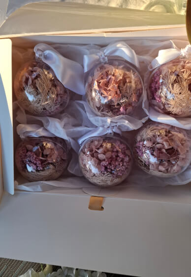Christmas Bauble with Preserved Flowers Workshop