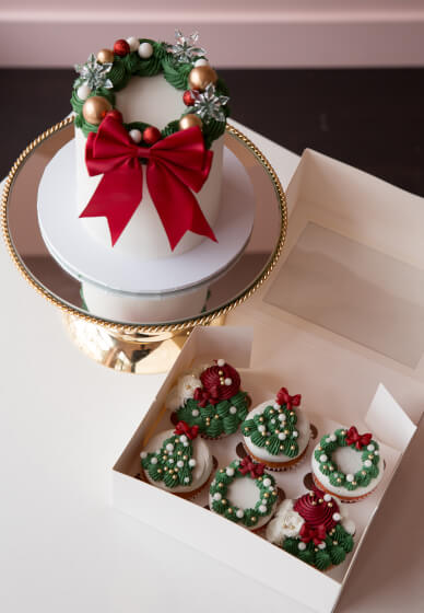 Christmas Cake Decorating and Sip Class