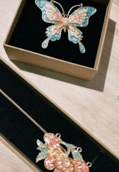 Mother-of-Pearl Accessory Workshop
