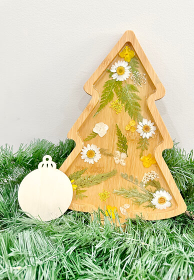 Resin Art Class: Christmas Cheeseboard and Baubles