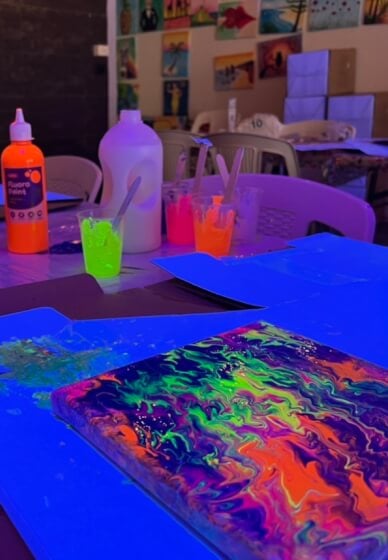 UV Glow Paint Pour Class