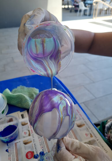 Acrylic Pouring Class: Make Christmas Baubles