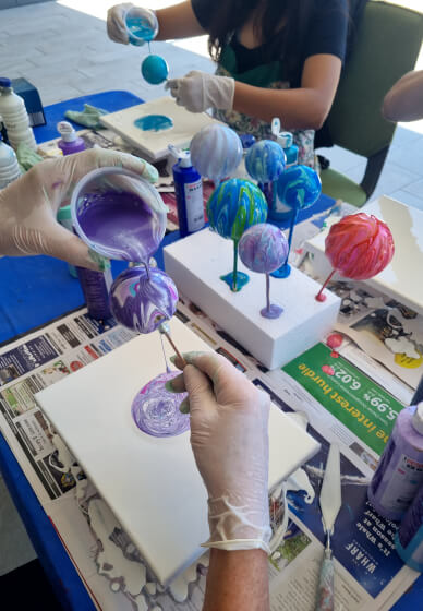 Acrylic Pouring Class: Make Christmas Baubles