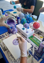 Acrylic Pouring Class: Make Christmas Baubles