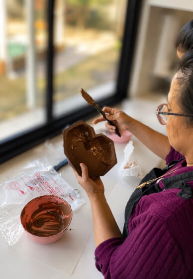Bee-Themed Dubai Chocolate Cakesicle Workshop