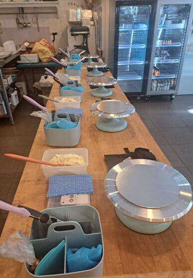 Buttercream and Bubbles Workshop: Cake Decorating