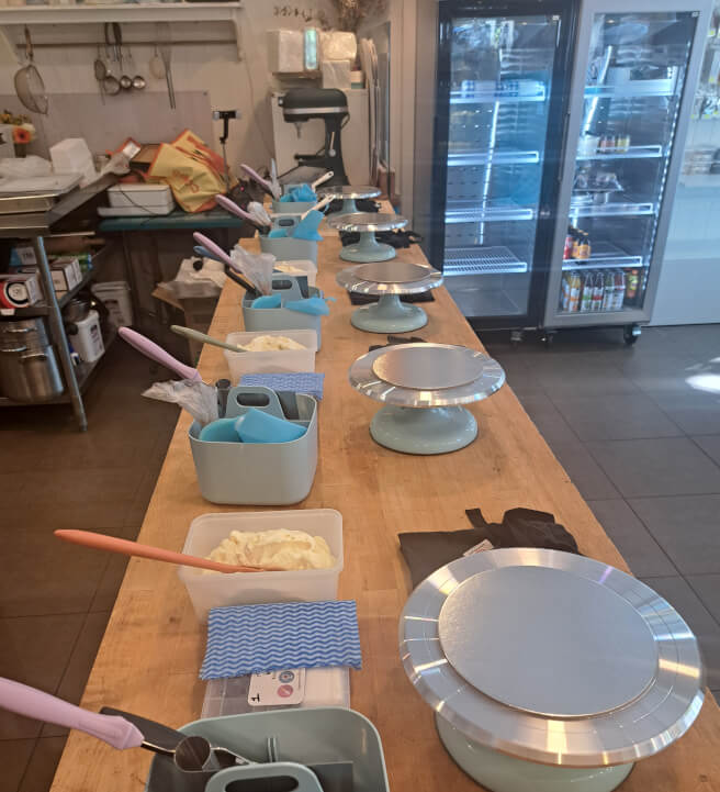 Buttercream and Bubbles Workshop: Cake Decorating