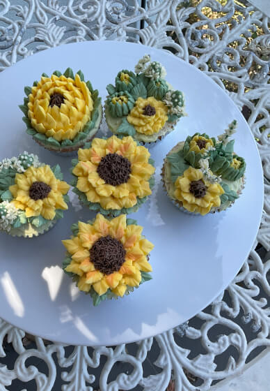 Buttercream Cupcake Decorating Class: Sunflowers
