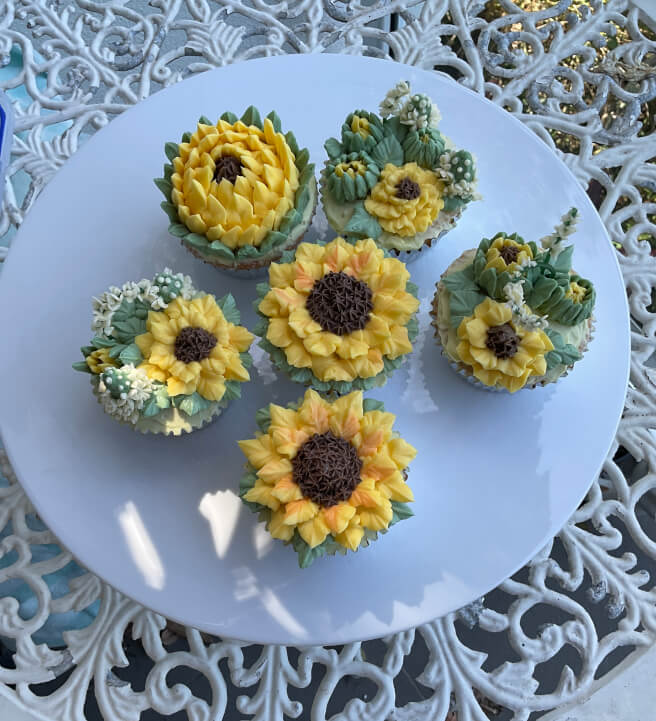 Buttercream Cupcake Decorating Class: Sunflowers
