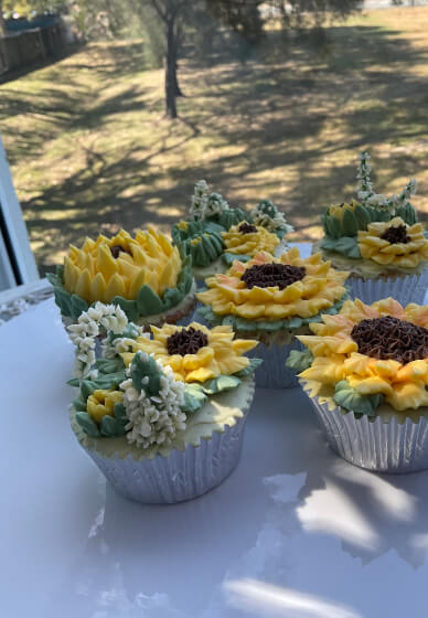 Buttercream Cupcake Decorating Class: Sunflowers
