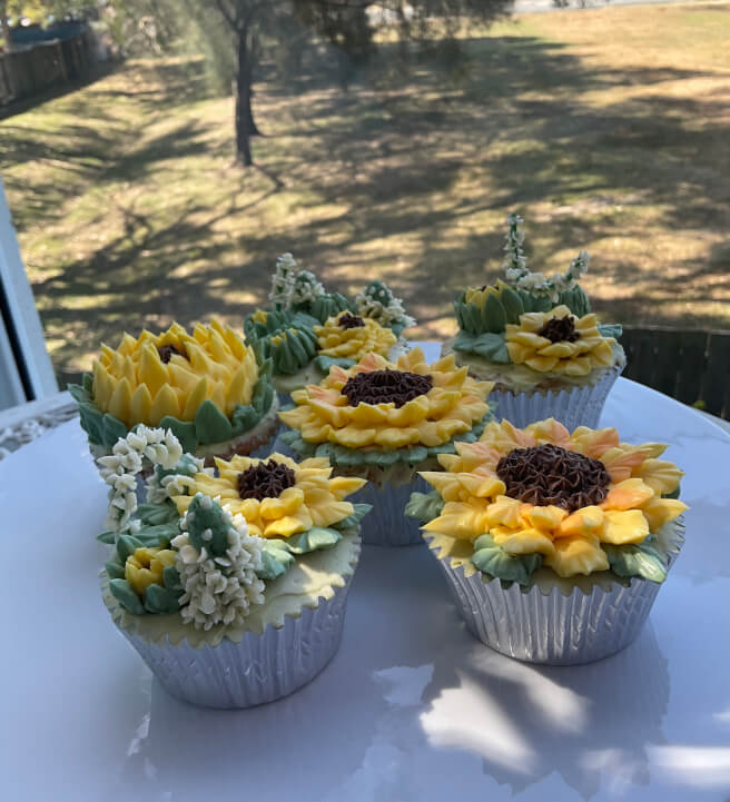 Buttercream Cupcake Decorating Class: Sunflowers
