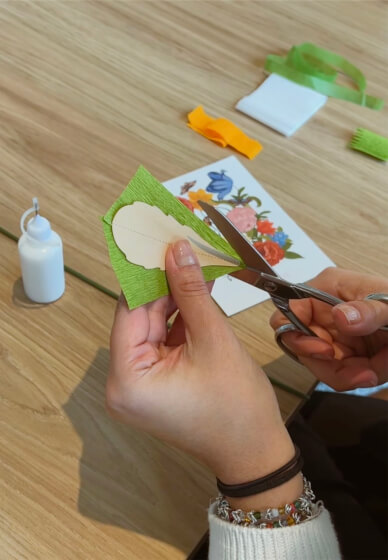 Crepe Paper Daisy Making Workshop