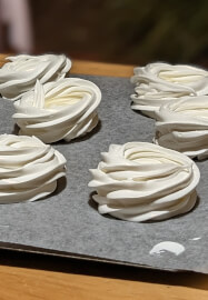 Mini Pavlova Baking Class at Night