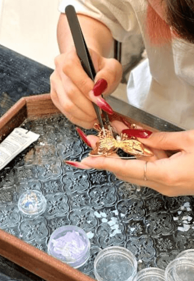 Mother-of-Pearl Accessory Workshop