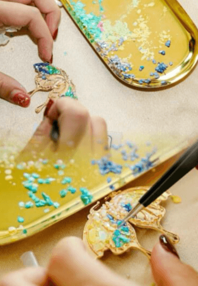 Mother-of-Pearl Accessory Workshop