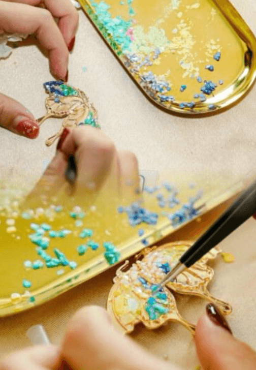 Mother-of-Pearl Accessory Workshop