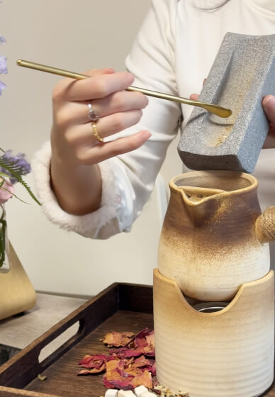 Palm and Stone – Christmas Hand-Crushed Herbal Tea Experience