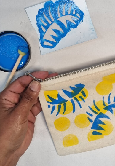 Print a Stenciled Zipper Purse Workshop