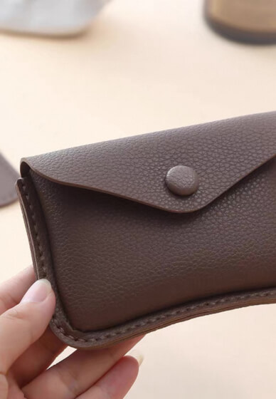 Relaxing Leather Craft and Drink Workshop