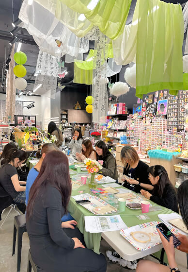 Song Brocade Art Workshop with Assorted Pearl and Gemstones