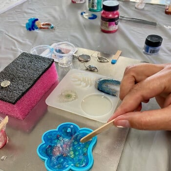 Adding resin to the mould