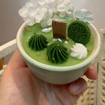 Choose decorative accessories to decorate the surface