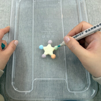 Draw patterns with colored acrylic pen