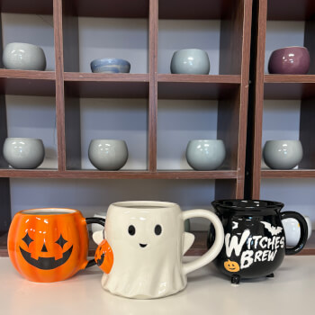 If you’d like to choose one of our Halloween special containers (three options: Little Ghost, Pumpkin, or Cauldron), you’ll need to purchase it as an extra. 