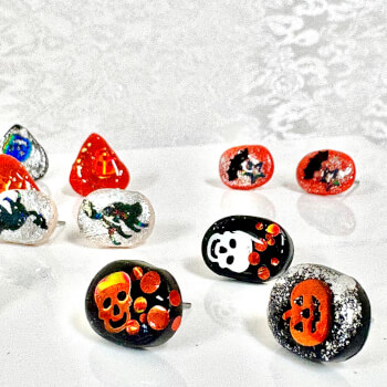 Glue the earrings 