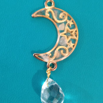 Make your own unique crystal resin charmAdd some sparkle