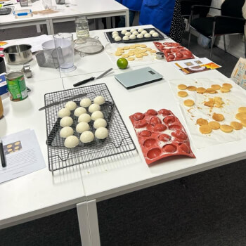 Unmoulding the frozen entremets