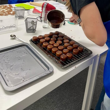 Applying the professional mirror glaze