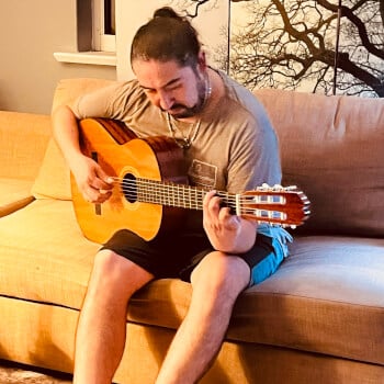 Meet your guitar and your first chords