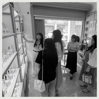 perfumer's atelier, perfume making and candle making teacher