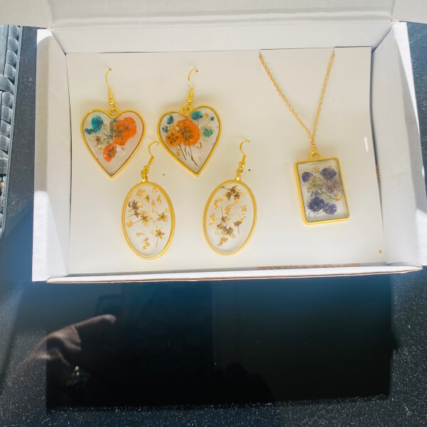Resin Jewellery Making Class review by Melina Ginardi - Sydney