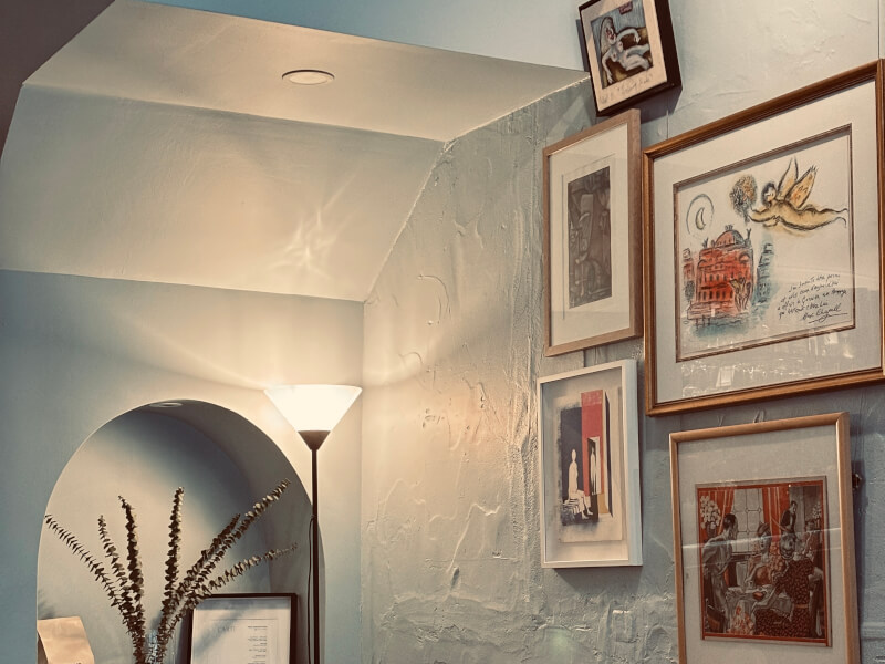 Book Into-Arts Cafe & Gallery
