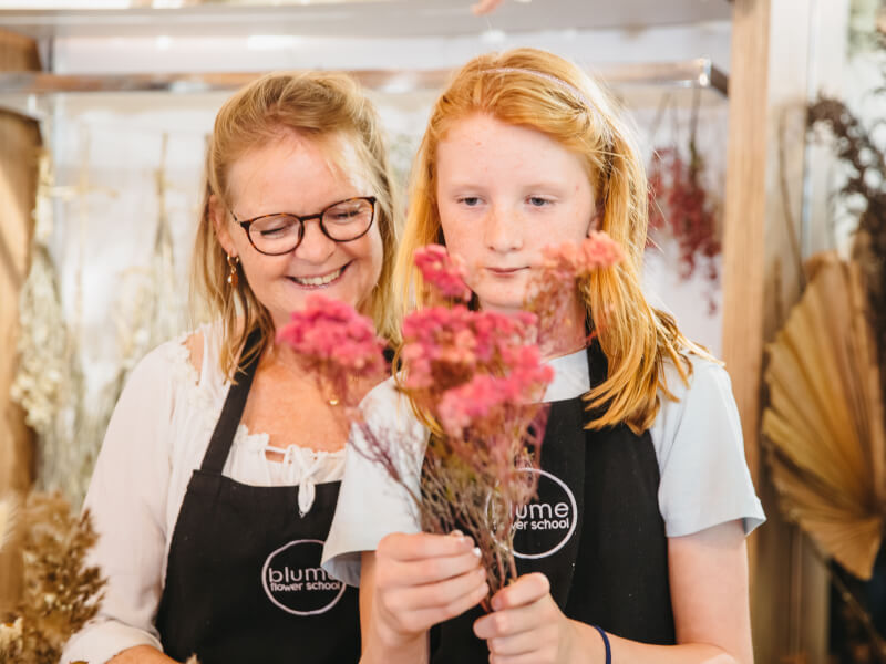 Mother and daughter at a dried flower arranging workshop