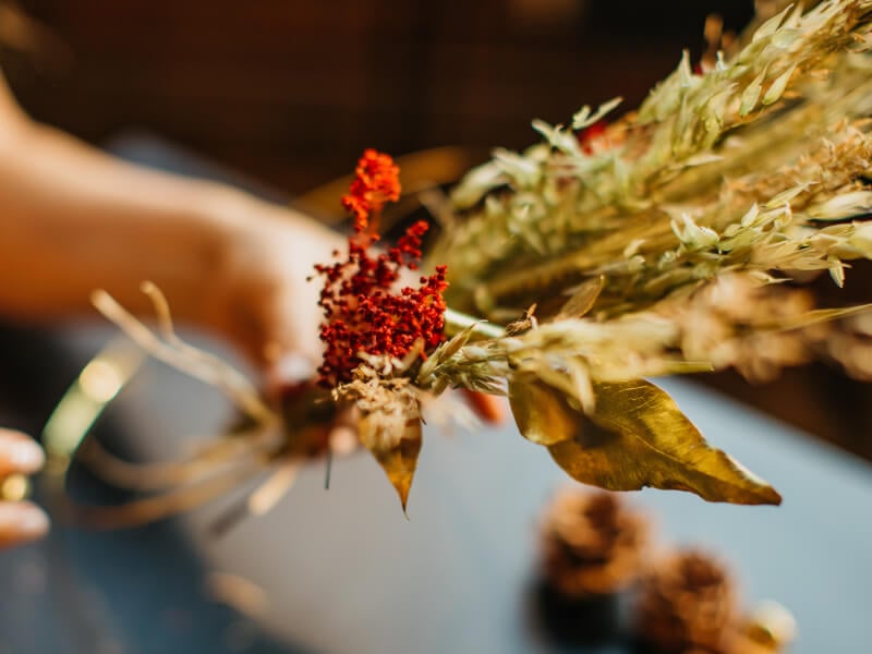Dried flower wreath arranging