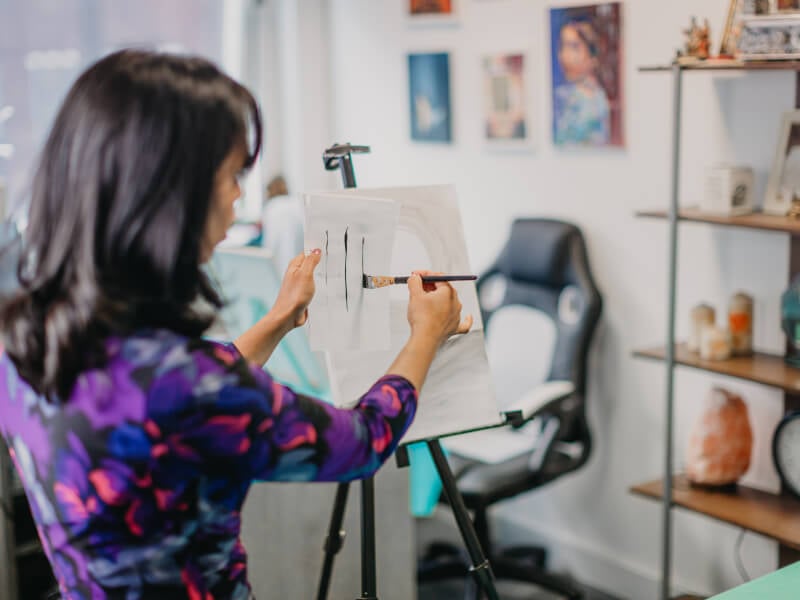 A professional artist demonstrates brush strokes