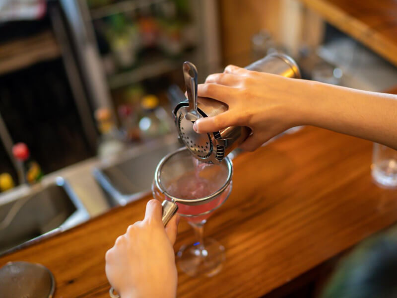 making a cosmopolitan cocktail