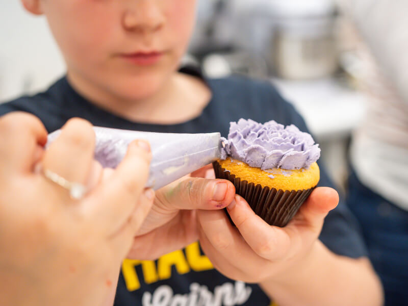 decorating cupcakes with buttercream