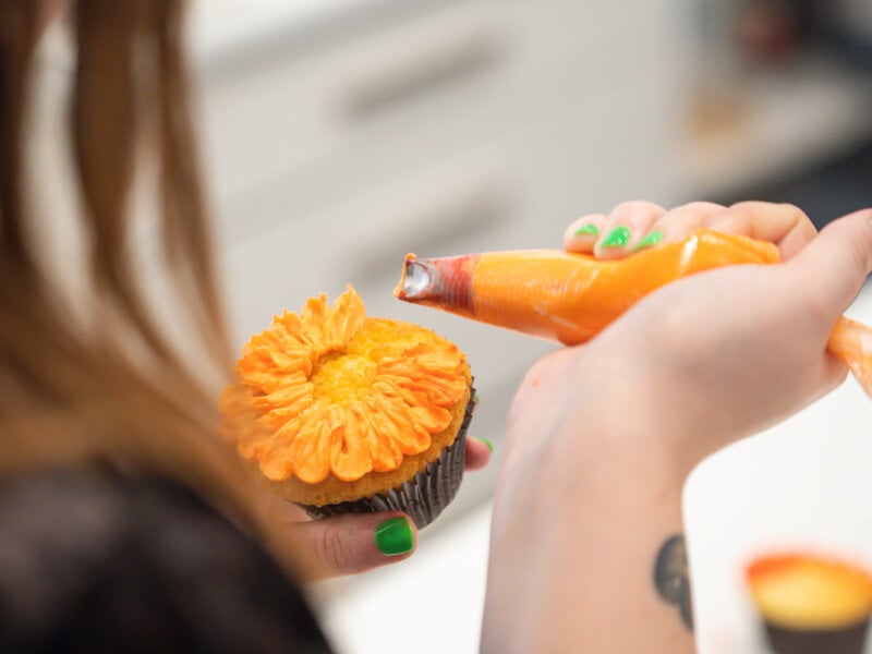 buttercream flowers cupcake decorating