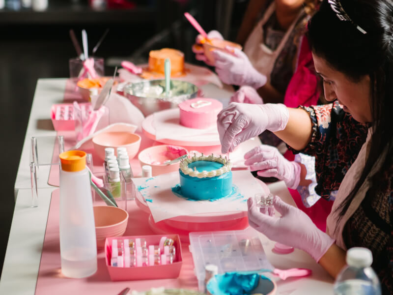 A fun and colourful cake decorating class