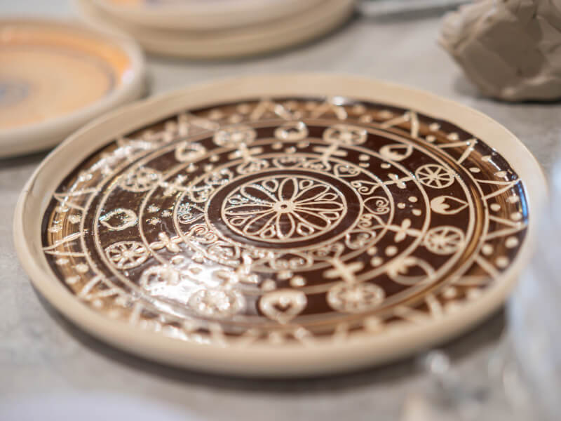 Beautifully finished ceramic plate with unique pattern
