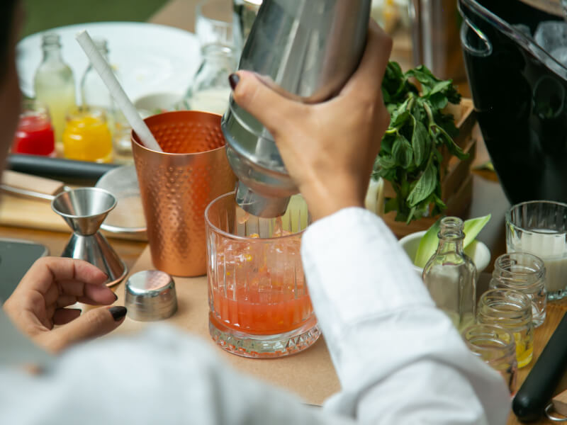Cocktail class, picture of pouring drinks