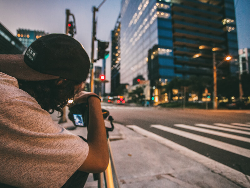 taking photos of the city with dslr camera