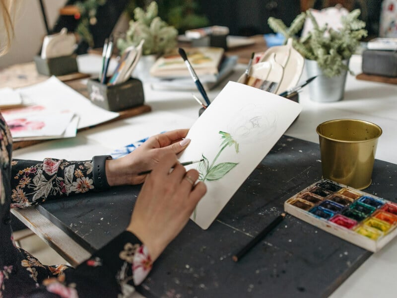 Painting flowers with watercolour paint