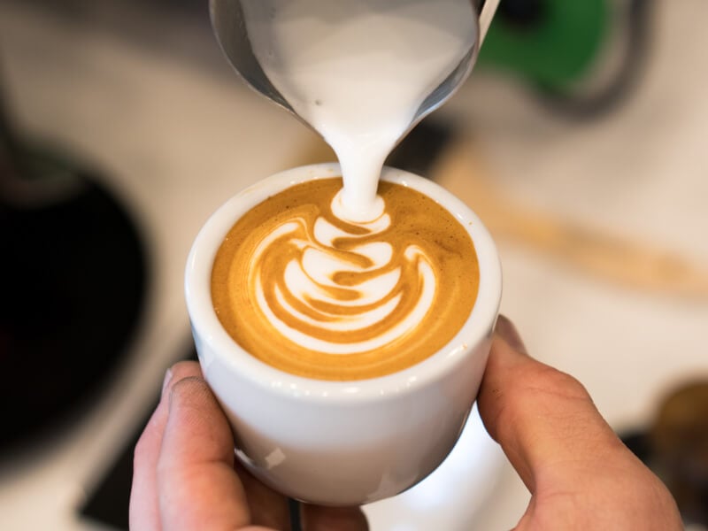 pouring latte art
